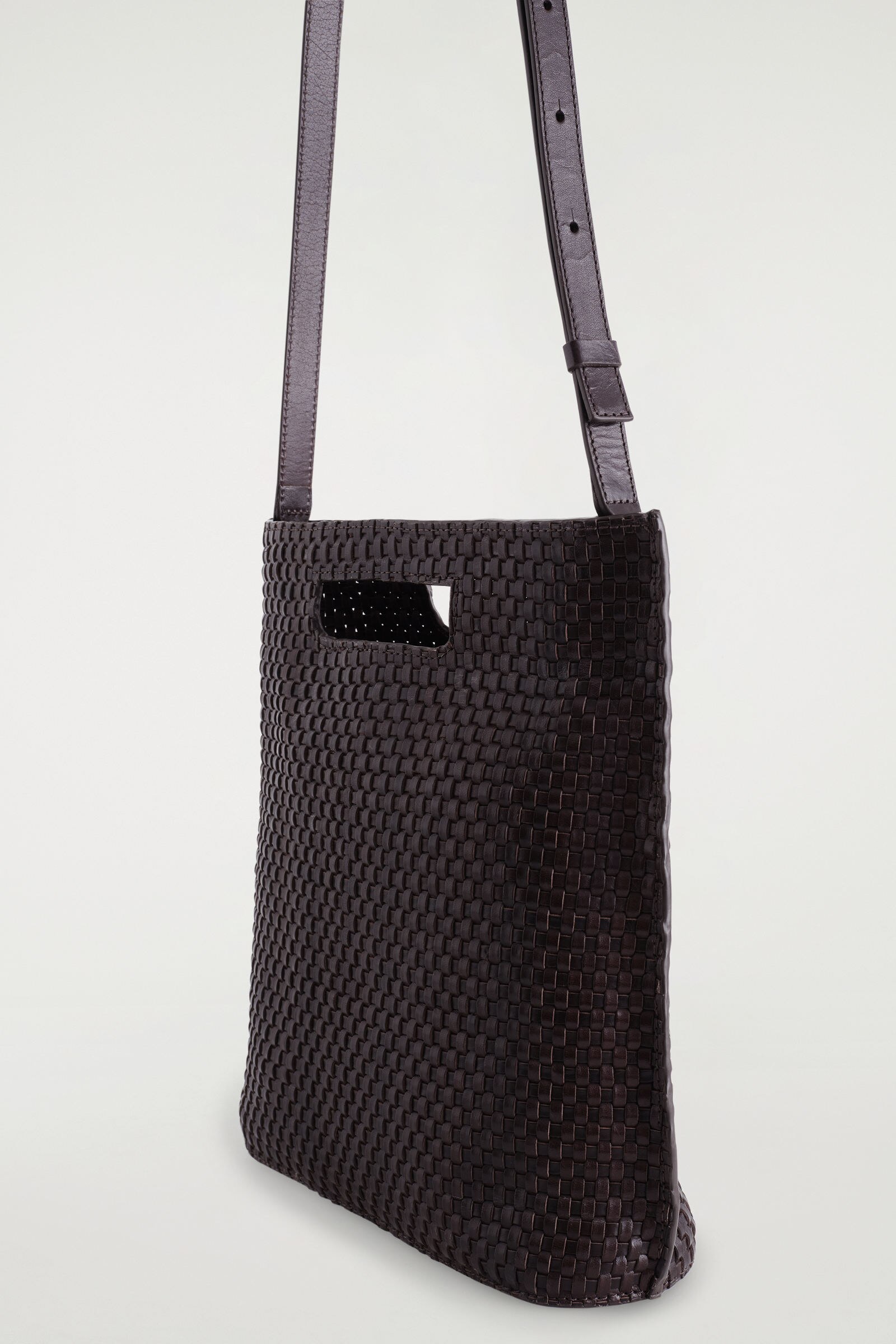 FOLIO HAND-WOVEN BAG - LEATHER フォリオ手編みバッグ - レザー｜COS 