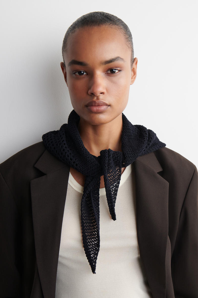 COS ポワンテルニット トライアングルスカーフ