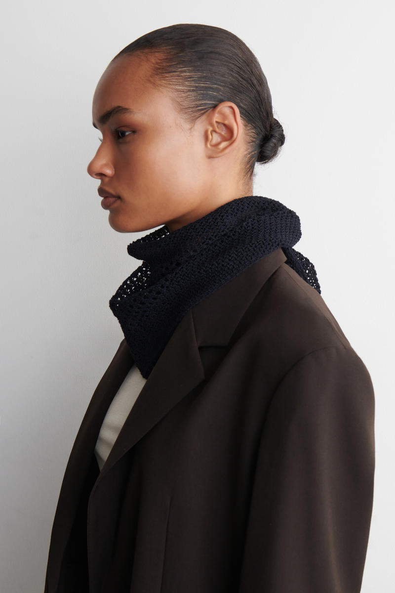 COS ポワンテルニット トライアングルスカーフ