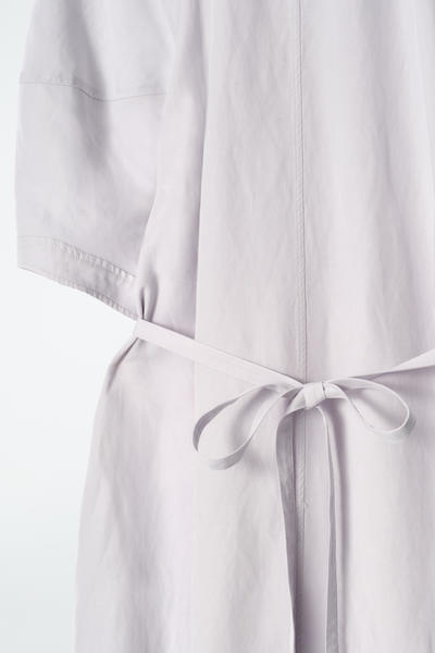 COS タイディテールリネンブレンドミディワンピース