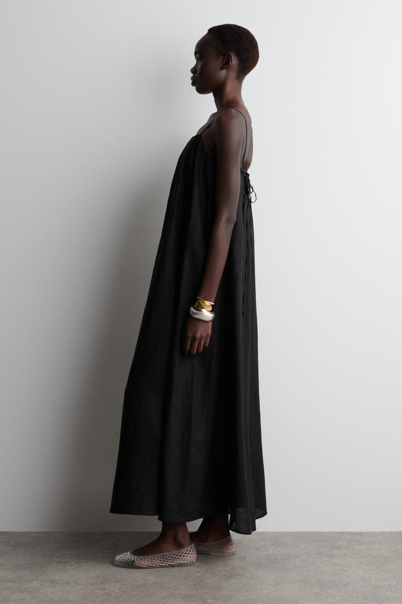 COS プリーツリネンマキシワンピース