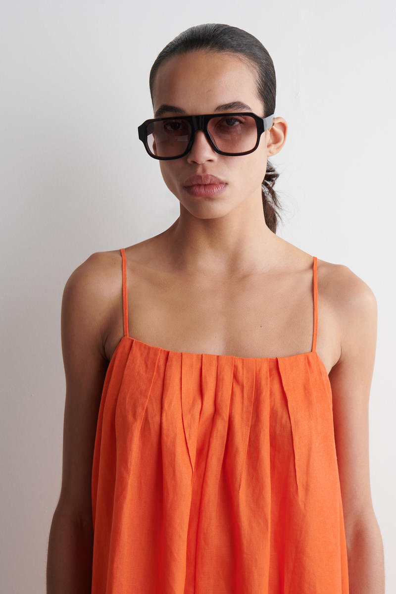 COS プリーツリネンマキシワンピース