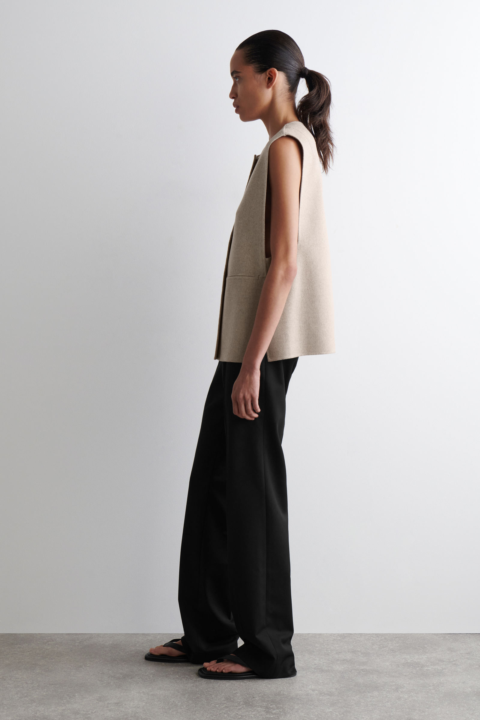 COS コス ダブルフェイスハイブリッドフード付きジレ　グレー cos ダブルフェイスハイブリッドフード付きジレ COS コス ダブル COS