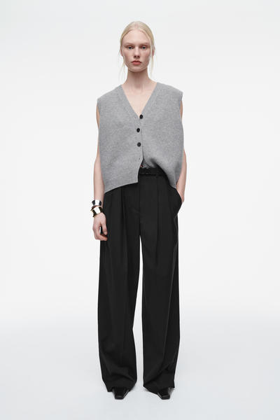 COS Vネックメリノウールベスト