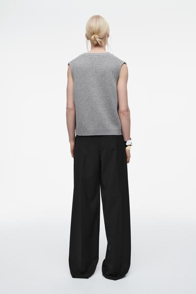 COS Vネックメリノウールベスト