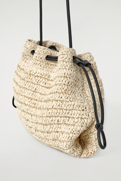 COS ミニ カヴァテッリ クラッチ バッグ - ストロー