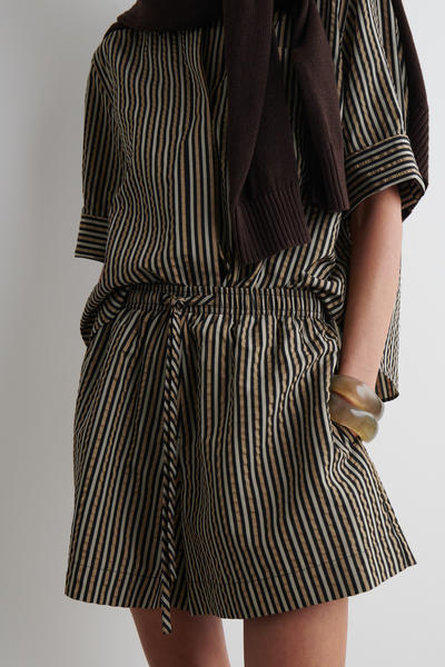 COS ストライプシアサッカーショーツ