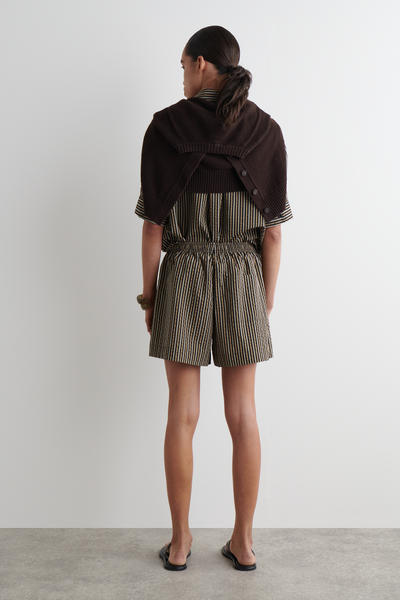 COS ストライプシアサッカーショーツ