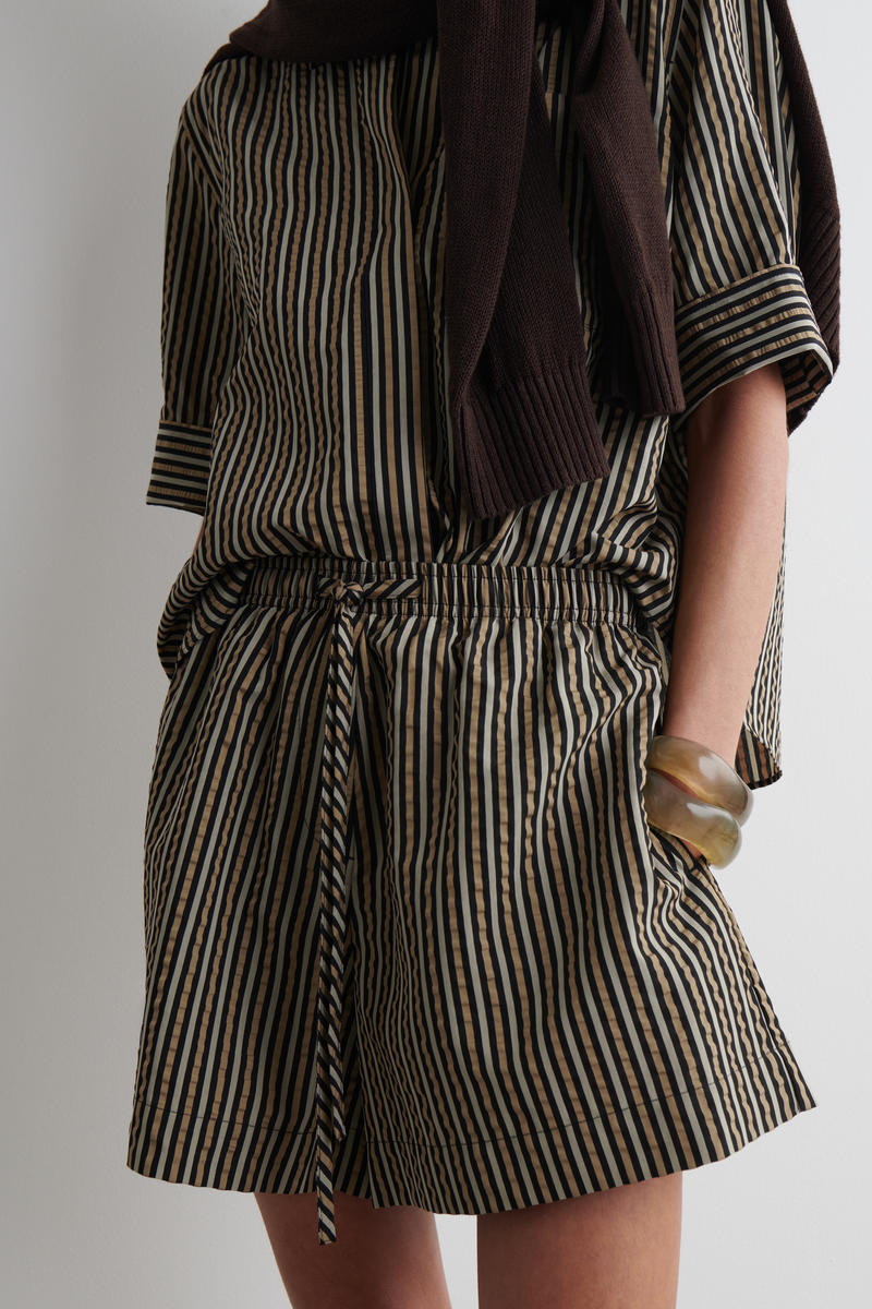 COS ストライプシアサッカーショーツ