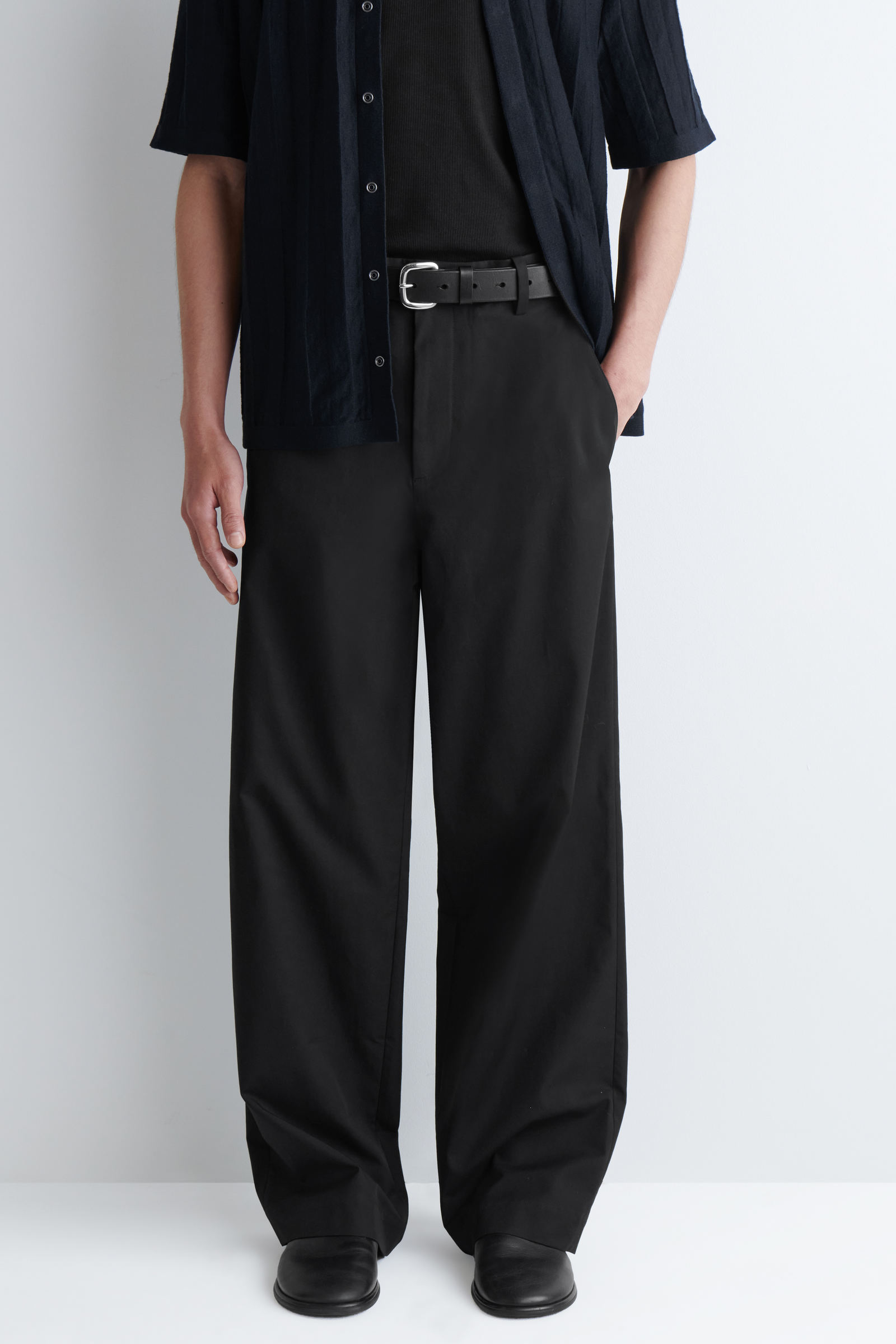COTTON WIDE-LEG CHINOS コットンワイドレッグチノ ブラック｜COS コス