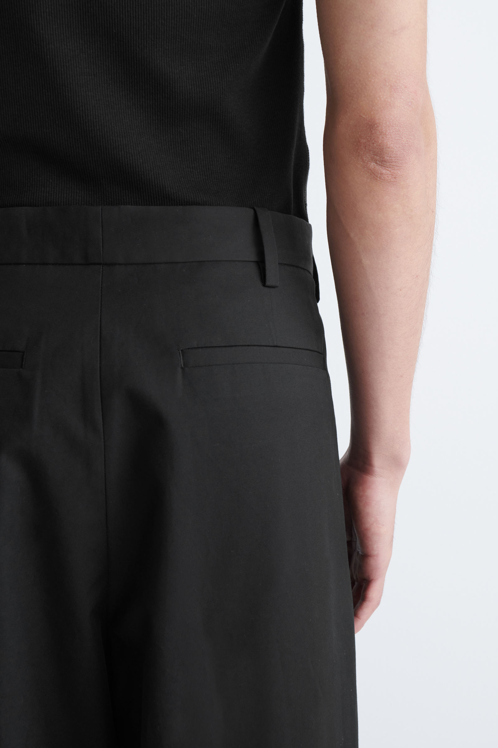 COTTON WIDE-LEG CHINOS コットンワイドレッグチノ ブラック｜COS コス