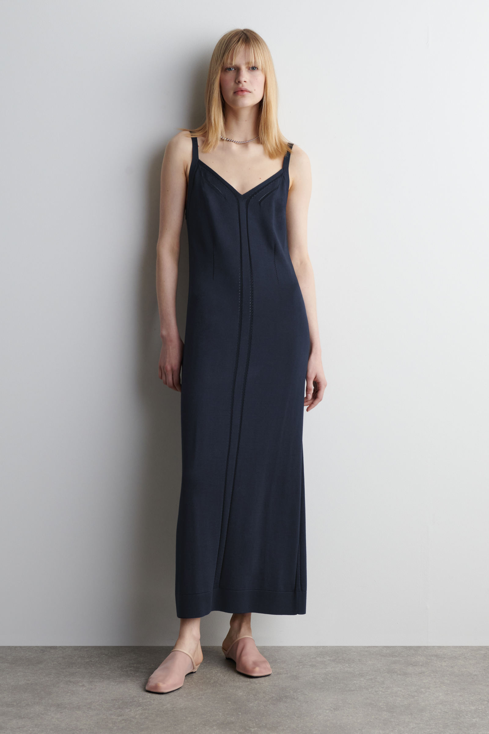 KNITTED MIDI SLIP DRESS ニットミディスリップドレス ネイビー｜COS