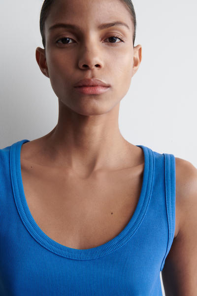 COS リブ編みスクープネックタンクトップ