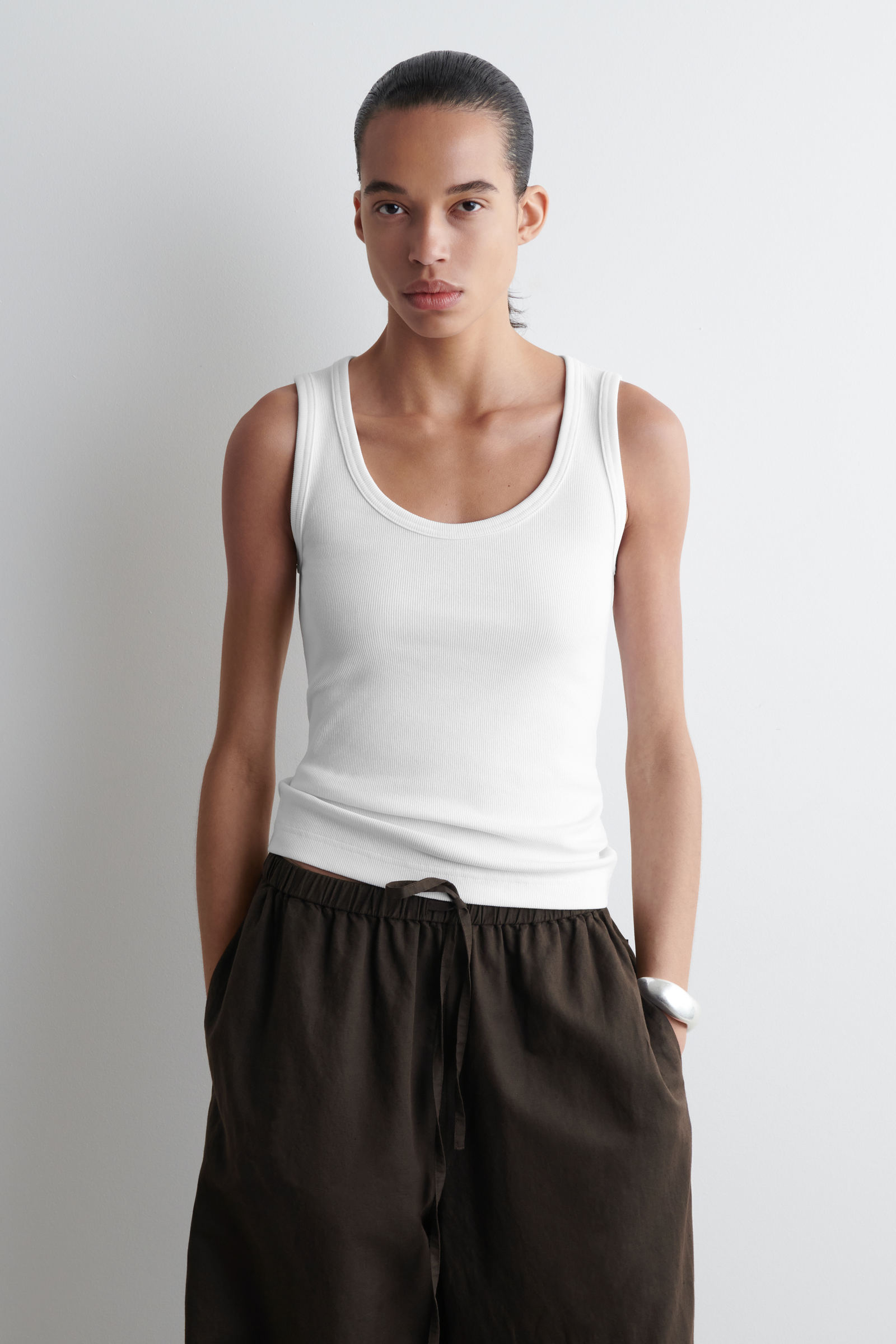 RIBBED SCOOP-NECK TANK TOP リブ編みスクープネックタンクトップ