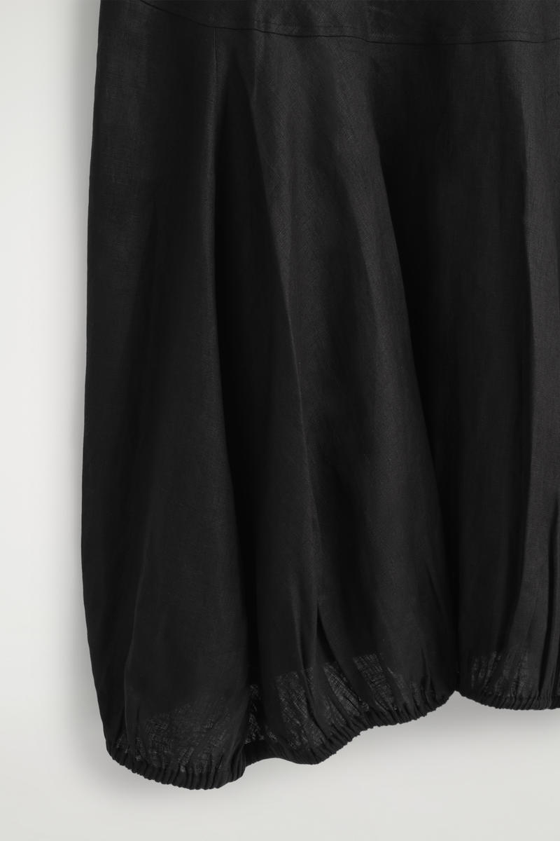 COS 裾ゴム仕様のリネンマキシドレス