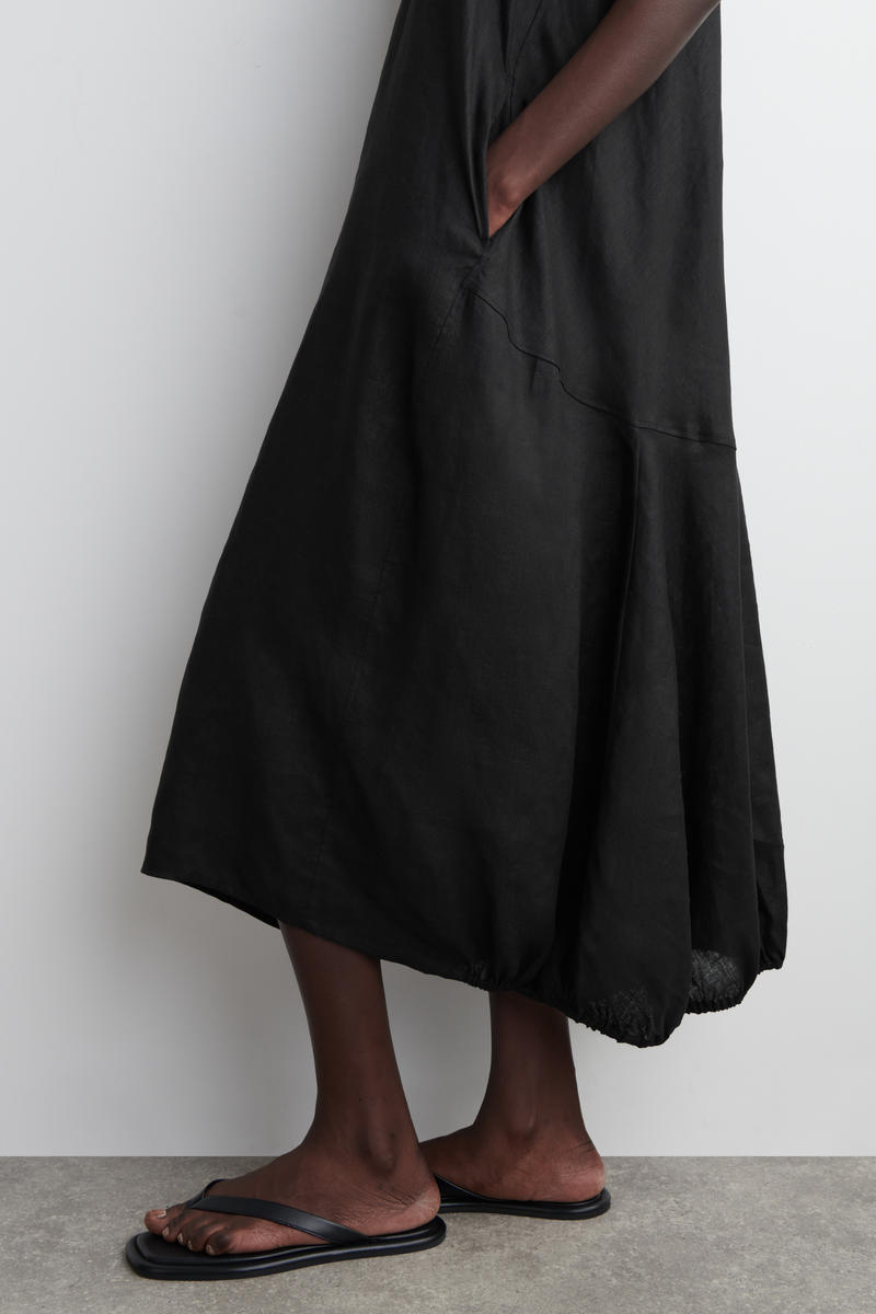 COS 裾ゴム仕様のリネンマキシドレス