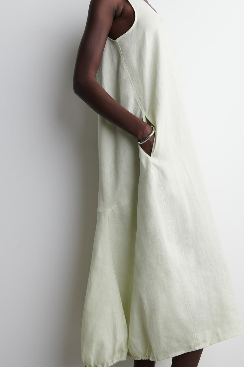 COS 裾ゴム仕様のリネンマキシドレス