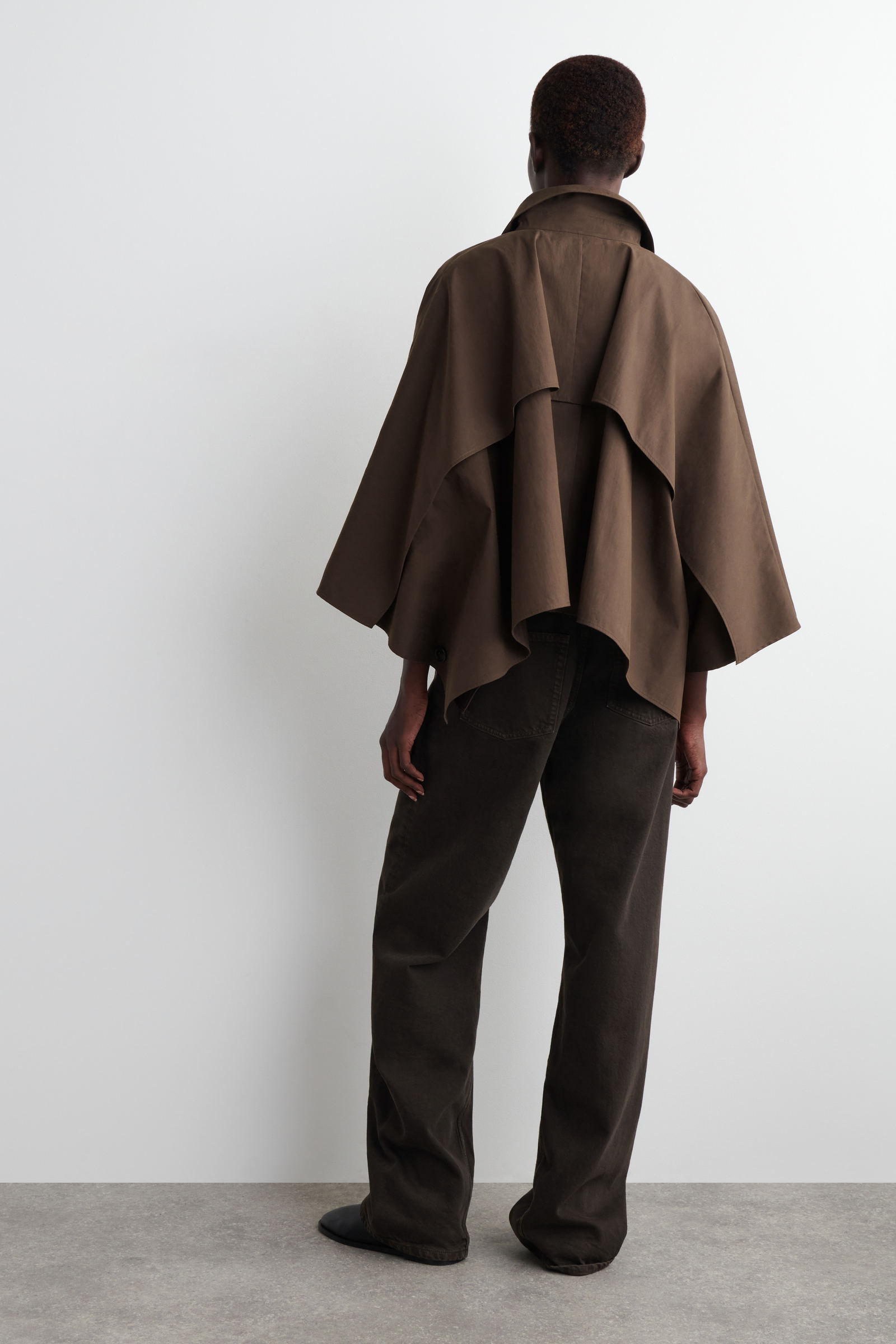 COS コス オーバーサイズ クロップド トレンチコートケープ CROPPED TRENCH COAT CAPE クロップド トレンチコートケープ ダーク