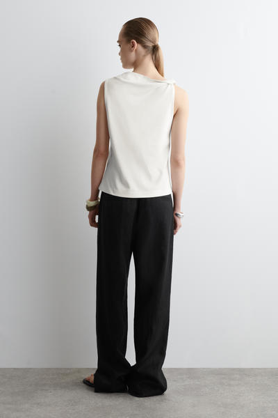 COS ツイストディテールコットントップ