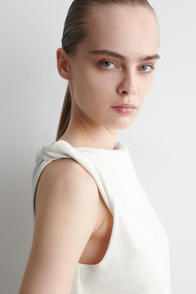 COS ツイストディテールコットントップ