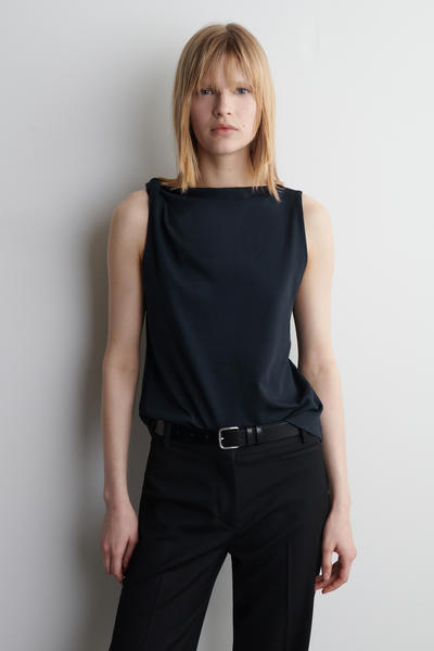 COS ツイストディテールコットントップ