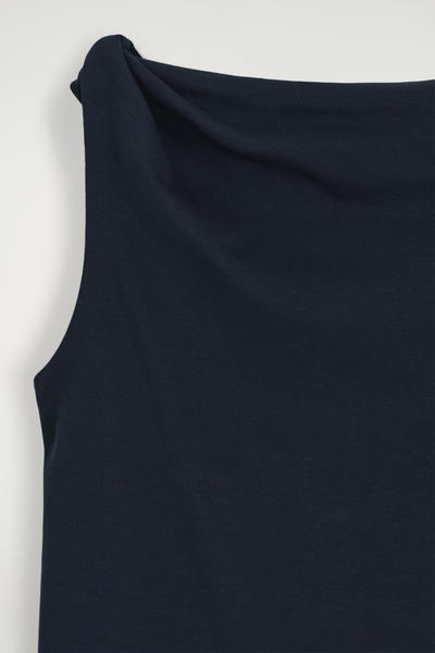 COS ツイストディテールコットントップ