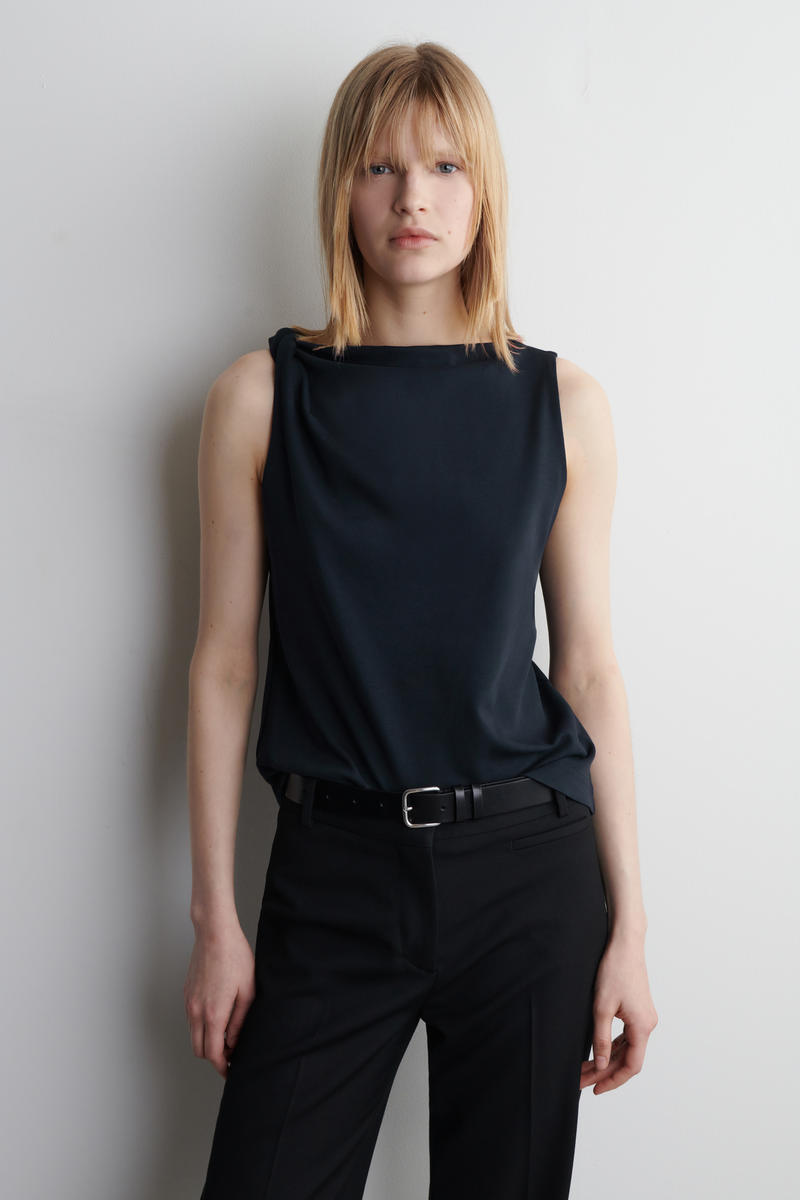 COS ツイストディテールコットントップ