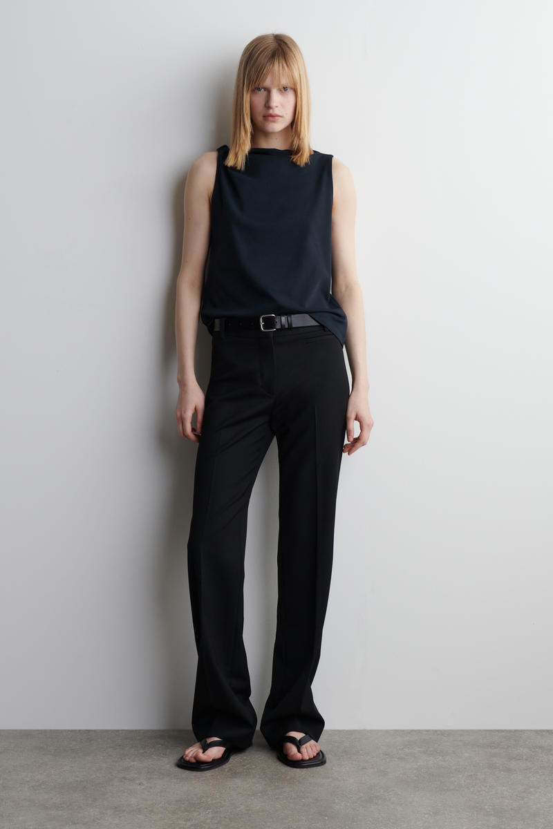 COS ツイストディテールコットントップ