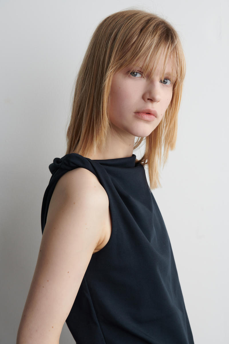 COS ツイストディテールコットントップ