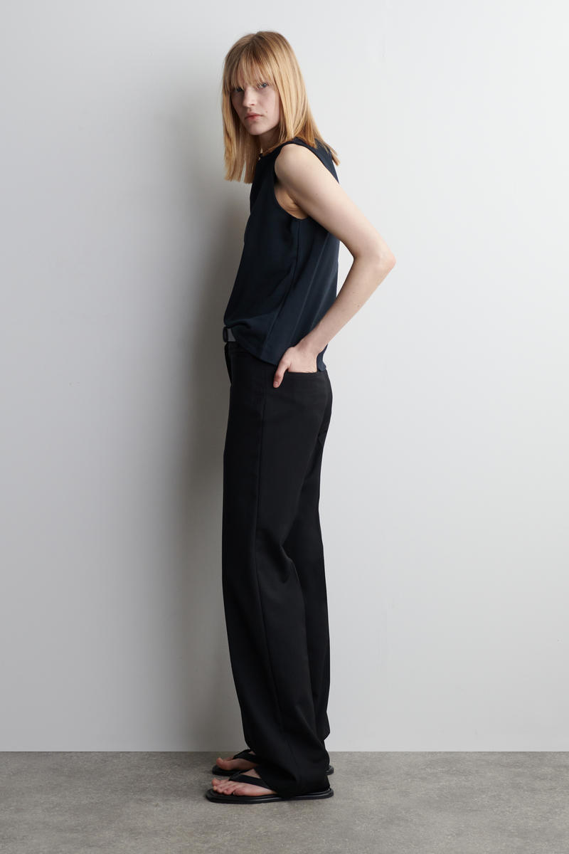 COS ツイストディテールコットントップ