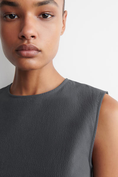 COS ノースリーブコットンシアサッカートップ