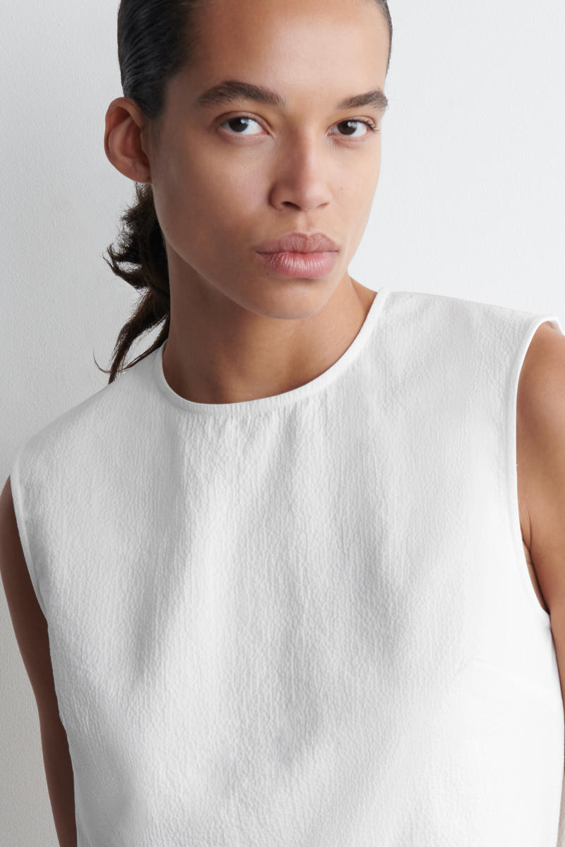 COS ノースリーブコットンシアサッカートップ