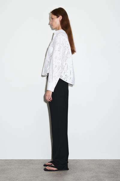 COS クロップドブロドリアングレーズシャツ