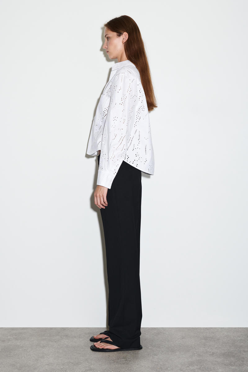 COS クロップドブロドリアングレーズシャツ