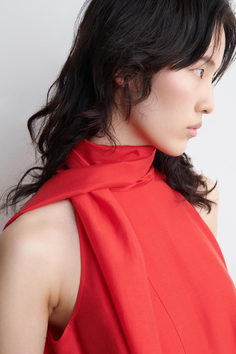 COS フルイド ホルターネック ミニドレス