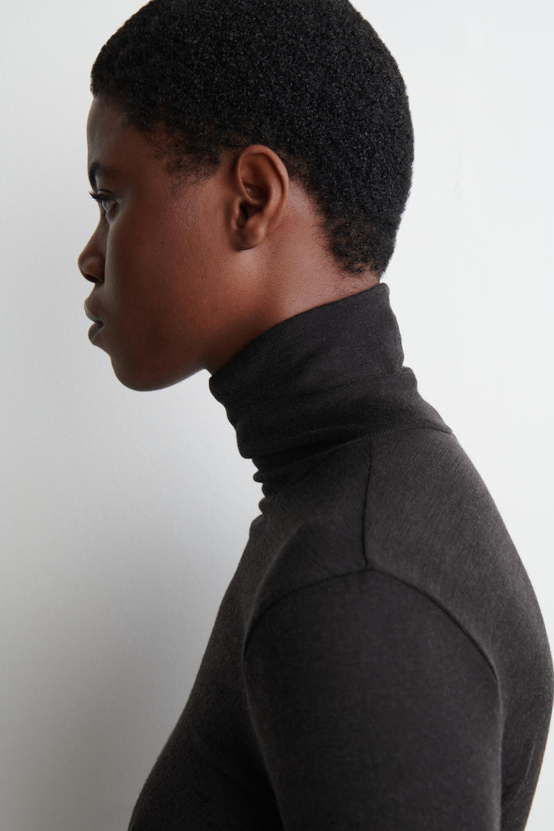 COS メリノウールハイネックトップ