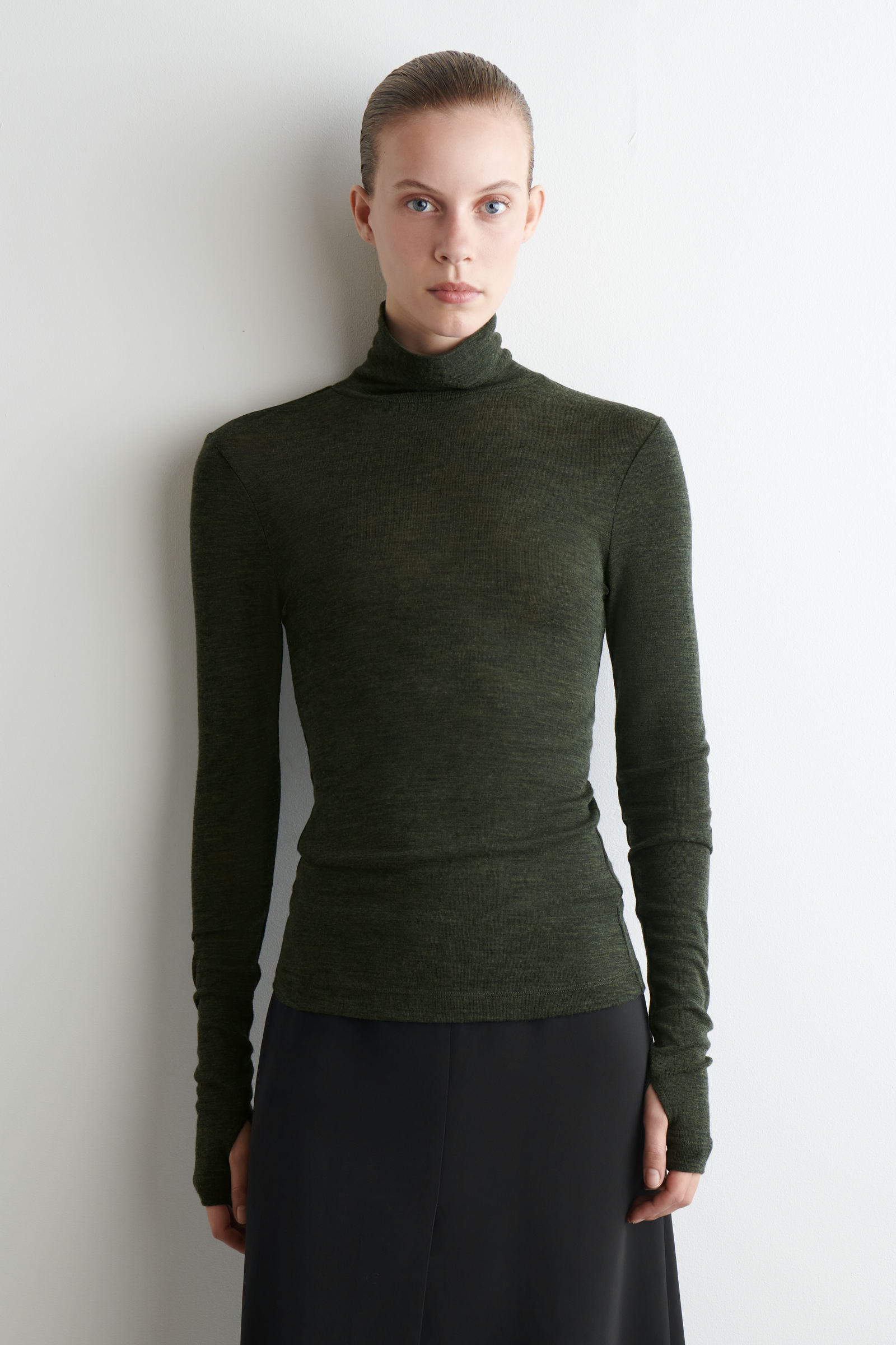 MERINO WOOL HIGH-NECK TOP メリノウールハイネックトップ｜COS