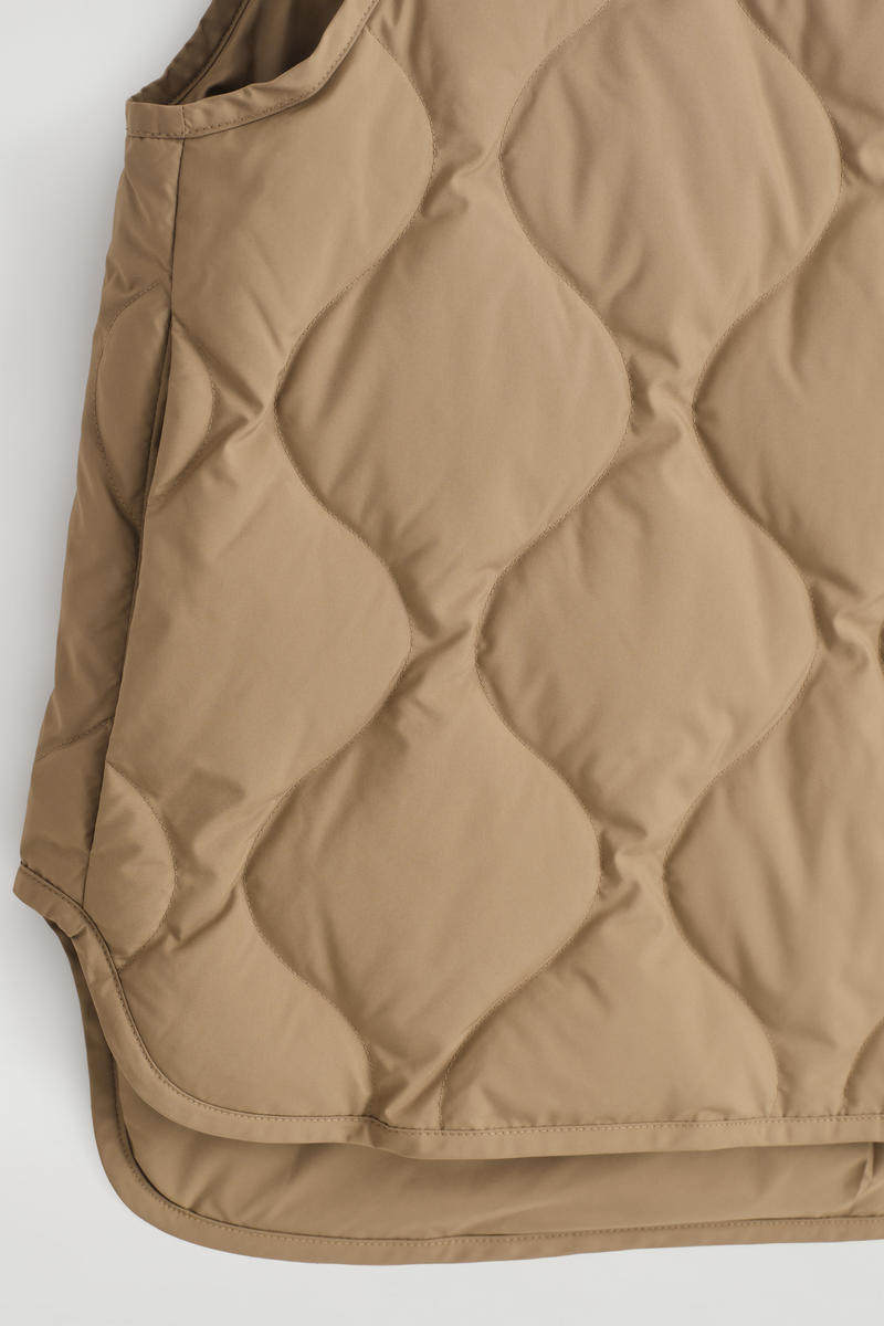 COS オーバーサイズキルティングダウンジレ