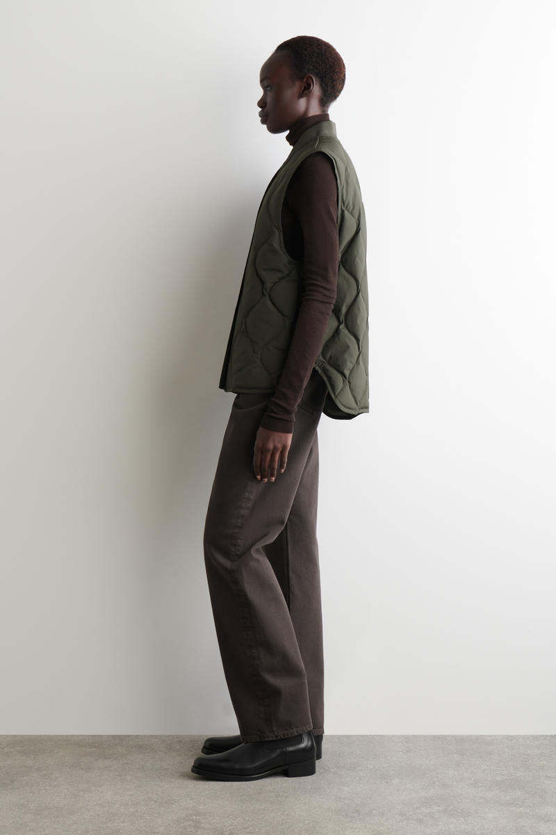 COS オーバーサイズキルティングダウンジレ