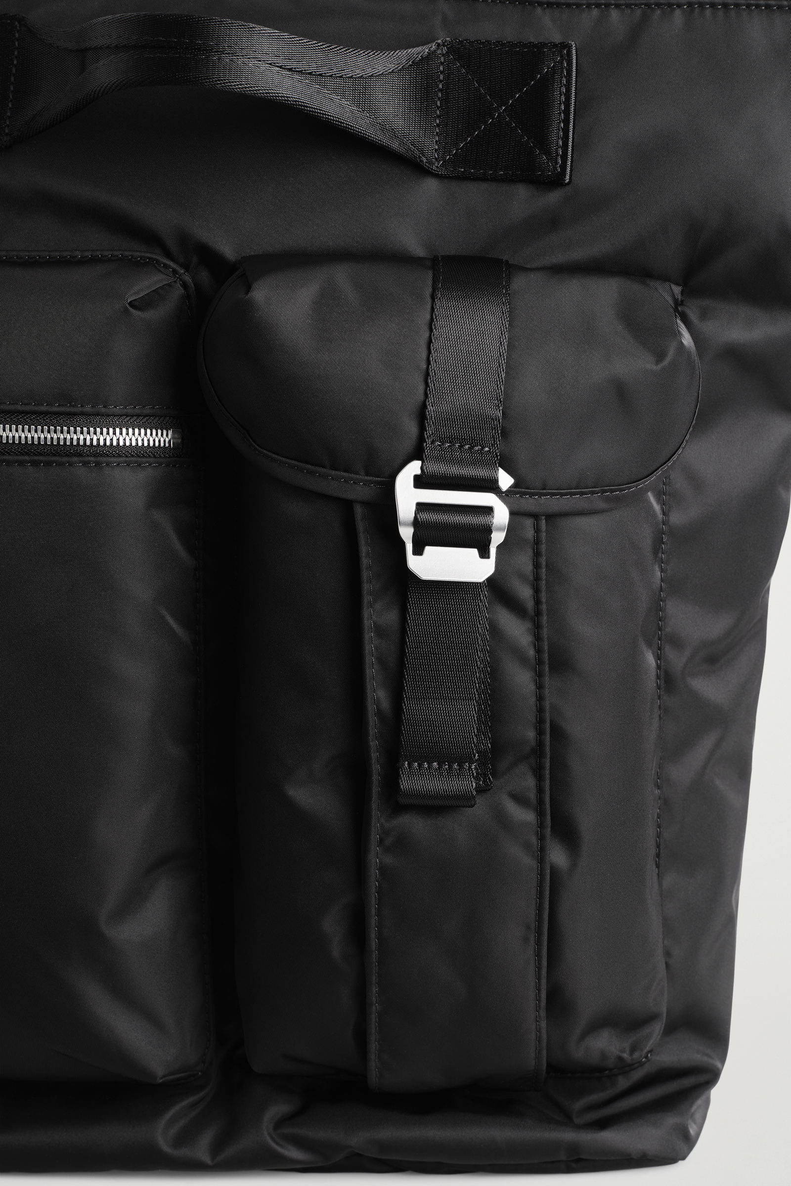 美品　COS(コス) ナイロンリュック WATERPROOF NYLON DRAWSTRING BACKPACK 防水ナイロン製ドロー