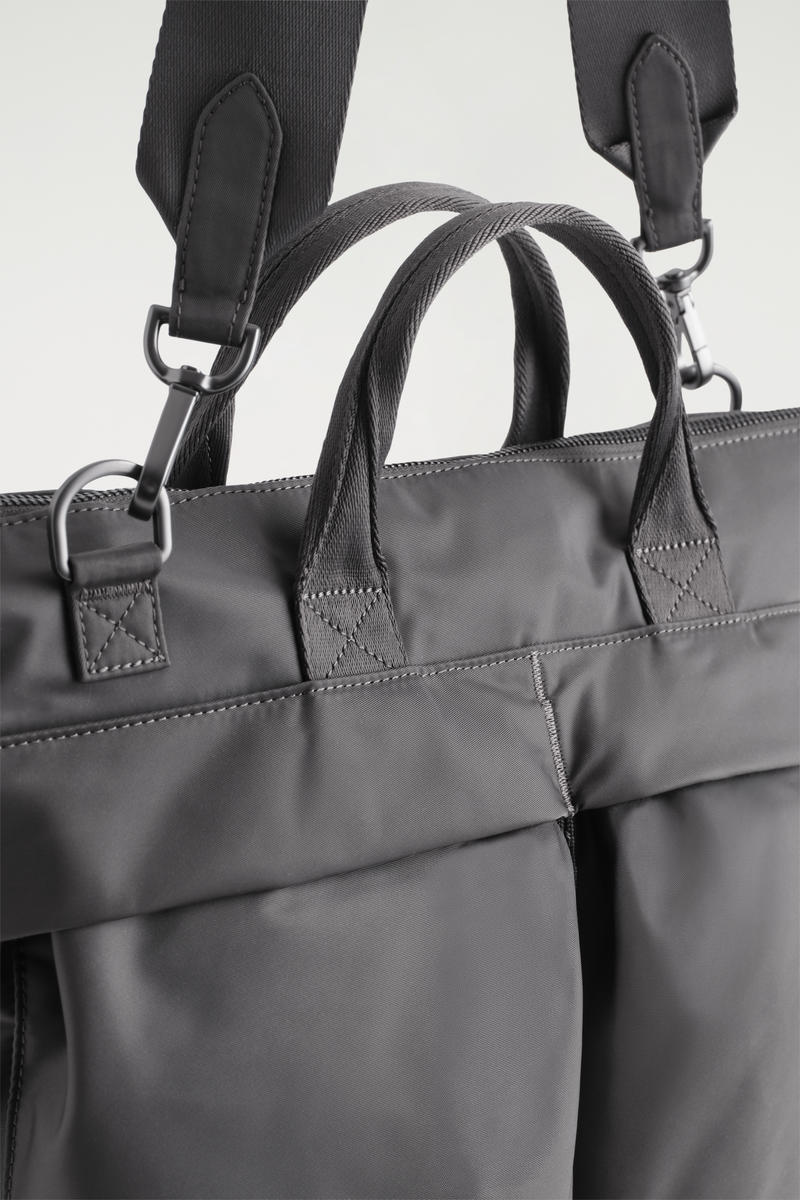 COS トランジットメッセンジャーバッグ - ナイロン