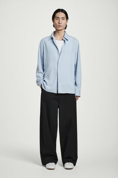 COS ミニマルレザースニーカー