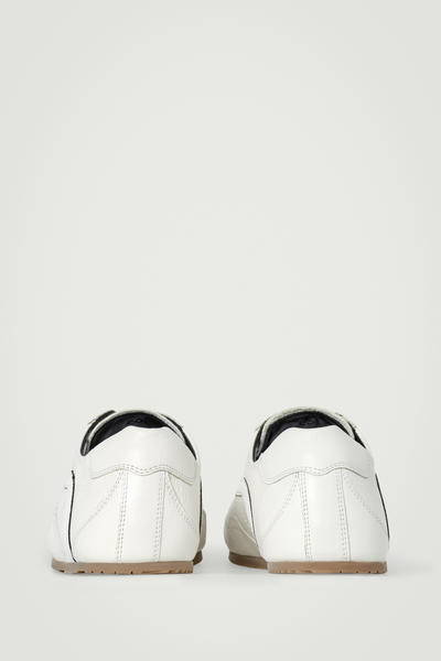 COS ミニマルレザースニーカー