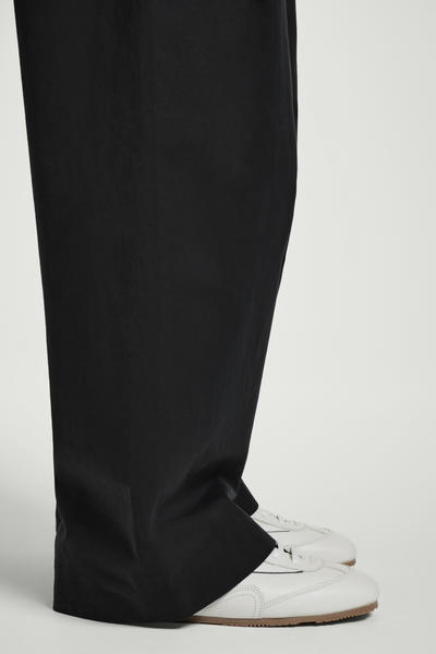 COS ミニマルレザースニーカー