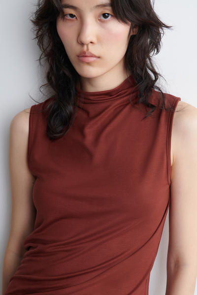 COS ドレープタートルネックタンクトップ