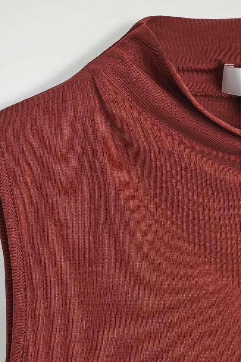 COS ドレープタートルネックタンクトップ