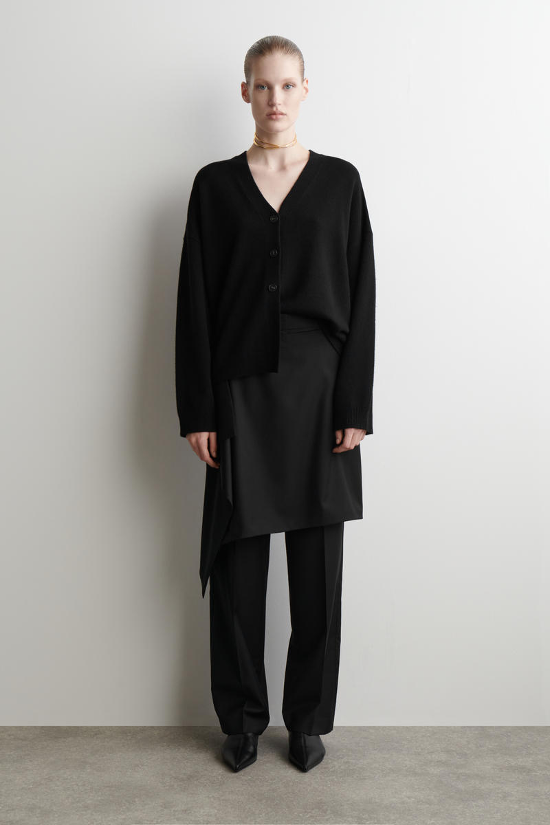 CASHMERE V-NECK CARDIGAN カシミヤVネックカーディガン ブラック｜COS