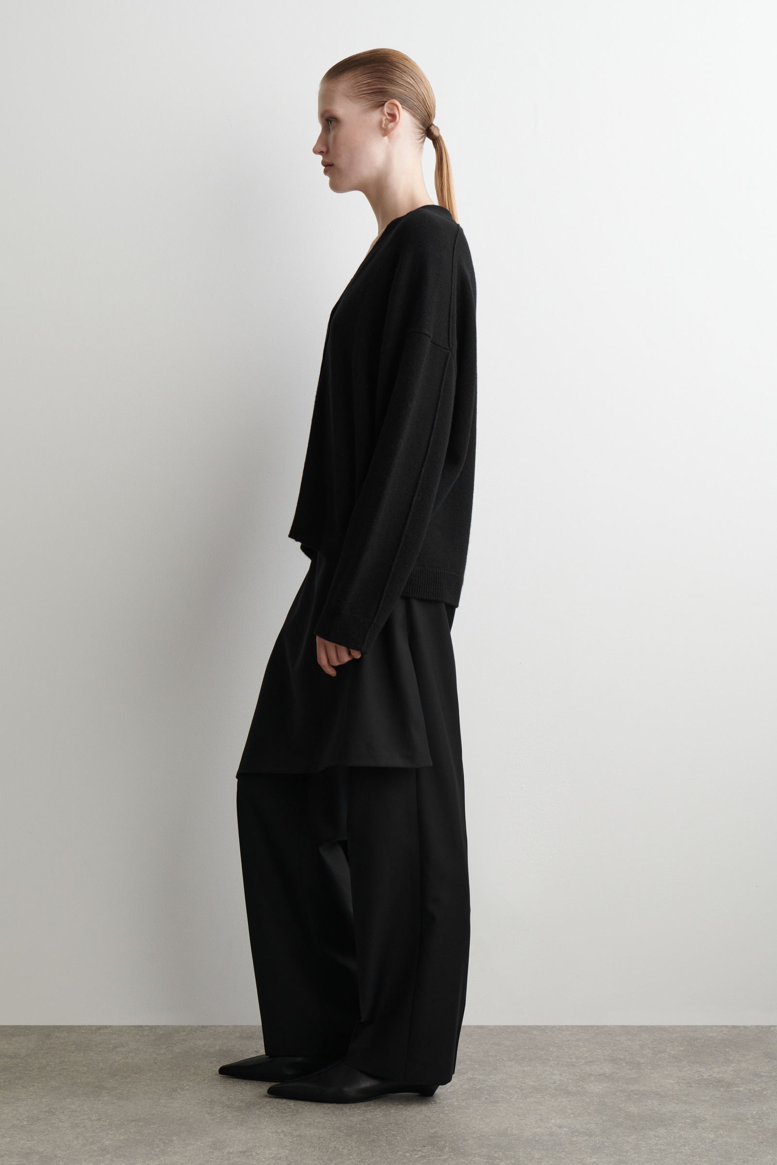CASHMERE V-NECK CARDIGAN カシミヤVネックカーディガン ブラック｜COS 