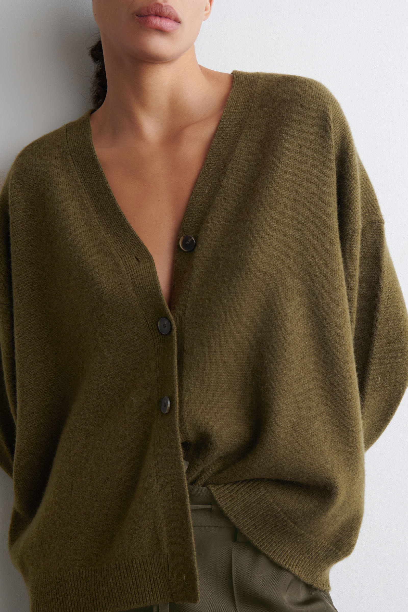 CASHMERE V-NECK CARDIGAN カシミヤVネックカーディガン ダークカーキ
