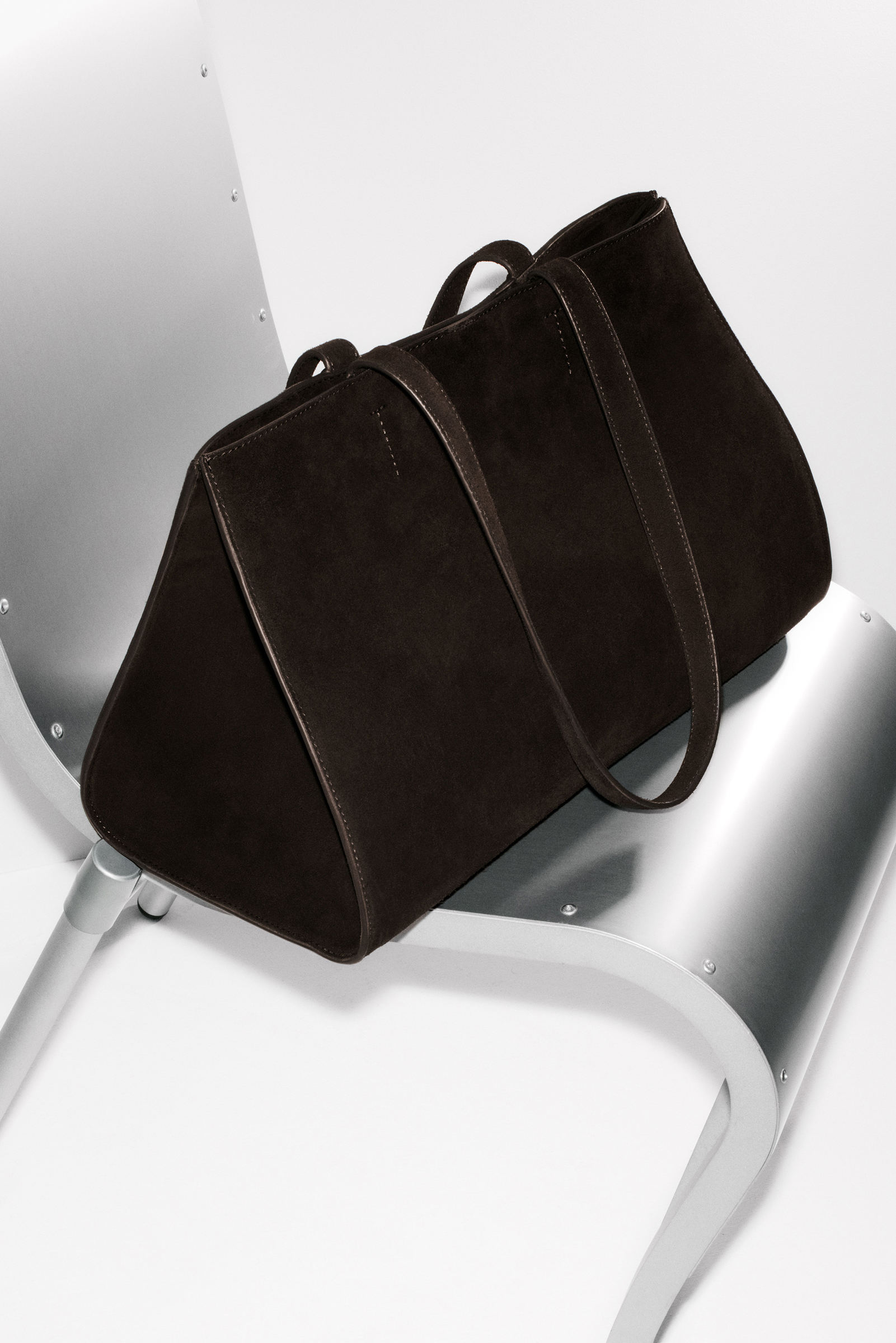 【新品タグ付き】COS ギャラリートートバッグ - スエード GALLERY TOTE BAG - SUEDE ギャラリートートバッグ - スエード ダーク